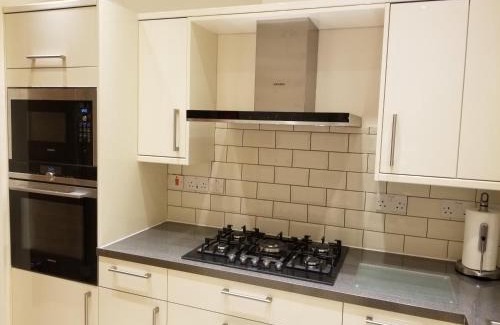 Clayhall Apartment | London Luxury Apartments 1min walk from Underground, with FREE PARKING FREE WIFI