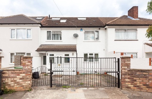 Coombe Hill House | London Stylish 3BR house