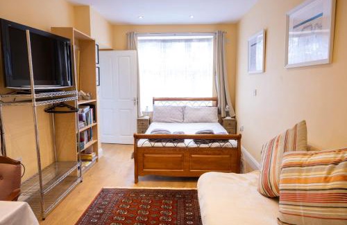 Edgware Apartment | London VEGETARIAN Smoke & Pet Free En-suite with EV parking