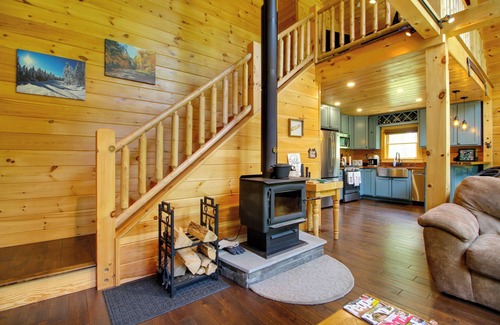 Londonderry Cabin | Londonderry Chalet w/Deck, Fire Pit & Views!
