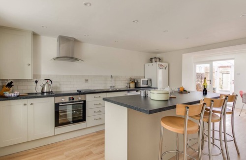 Burton Bradstock Cottage | LONG BARN, pet friendly, country holiday cottage in Burton Bradstock