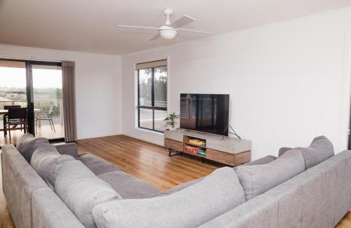 Murray Bridge House | Long Island Retreat - Rosella