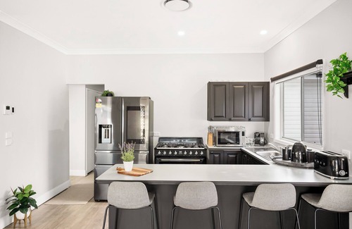 Long Jetty House | Long Jetty Lake House -Long Jetty, Central Coast Fully Renovated 3 bed Cottage,