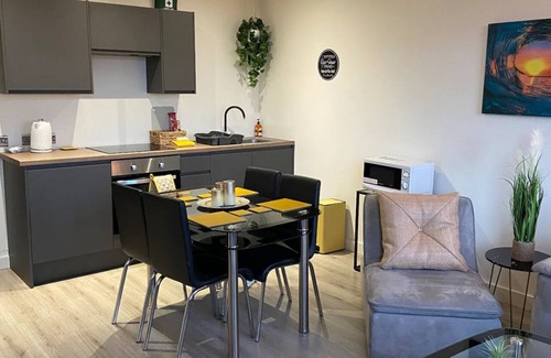 Bradford Apartment | Long Stay Discounts - Luxury 2 bed duplex apartment - Sleeps 6