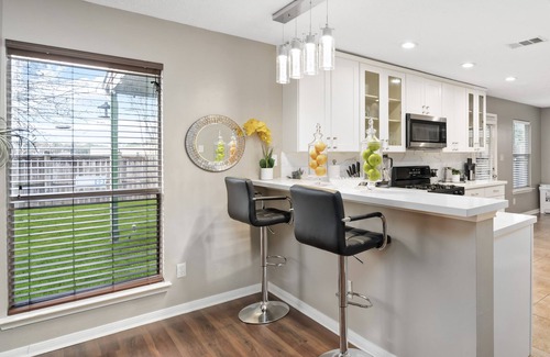 Conroe House | Longer-Term Welcome! Cheerful 1 bedroom Plush Queen Bed!