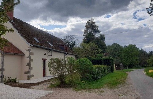 Tendron House | Longère in Berry with swimming pool on the edge of a castle park