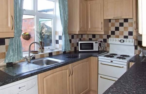 Wolverhampton Cottage | LONINGSIDE, family friendly, with a garden in Wombourne