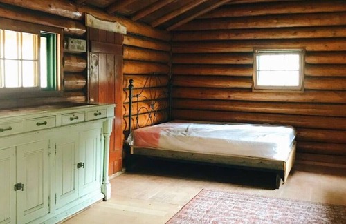Pray Cabin | Looke’s Mill Rustic off grid cabin