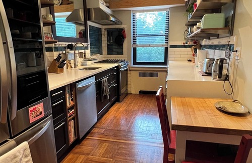 Fort George Apartment | Looking for an August sublet in the city? Check out our fabulous 1 bedroom