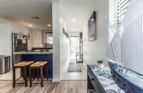 Clear Lake Shores House | Looking for family retreat with coastal-island vibes? Casa Verde is for you