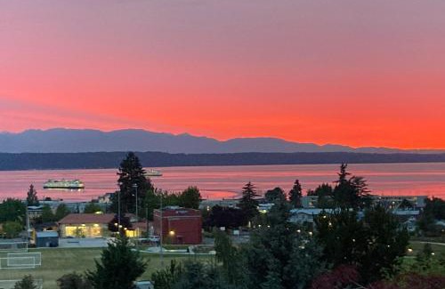 The Bowl of Edmonds House | Lookout Lodge