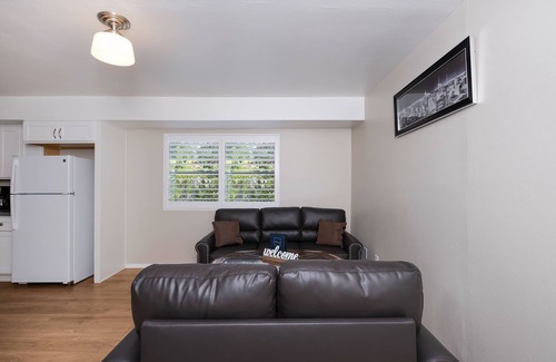 Mid-Wilshire Apartment | Los Angeles Miracle Mile District Retreat