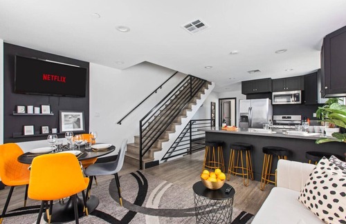 Los Angeles House | Los Angeles Oasis | Jacuzzi | Parking |Fireplace!