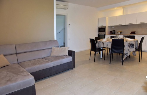 Padenghe sul Garda Apartment | Lotus | Garda Bloom Holiday Apartments at Lake Garda