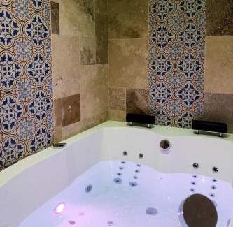 Saint-Rambert-d'Albon Apartment | Love Room 1001 nuits & Balnéo