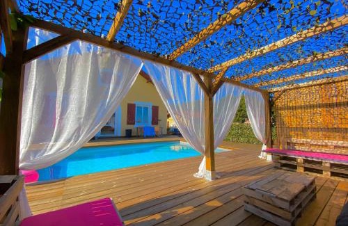 Saint-Vincent-de-Paul Bed & Breakfast | Love-Room Chic&Glam'