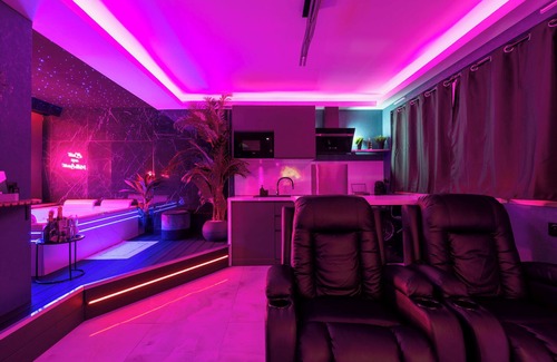 Le Busca Apartment | Love room Toulouse (luxury suite, private spa, massage seats.)
