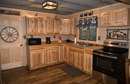 Leeper Cabin | Love to hike, kayak or just relax? Bring your friends, family, and dogs!