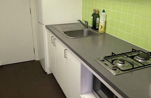 Footscray Apartment | Lovely 1 Bedroom Apartment With Fire Heating System