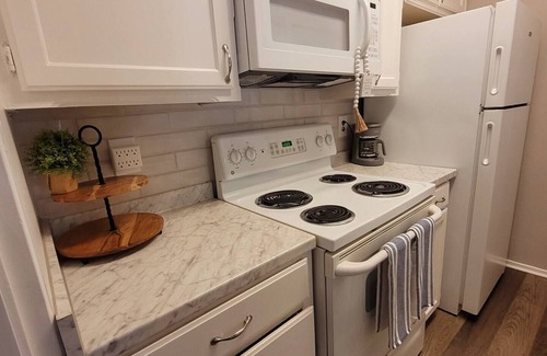 West Arlington Condo | Lovely 1 Bedroom Condo W/Pool - Covered Parkingn