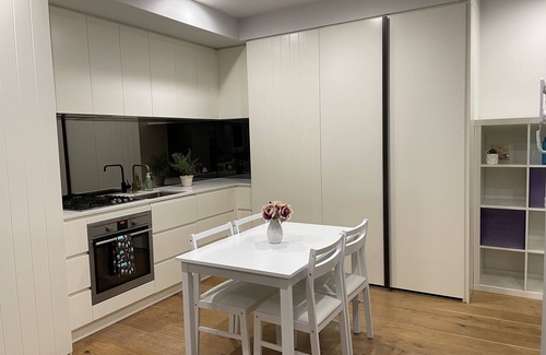 Moonee Ponds Condo | Lovely 1BD condo with free parking + city view