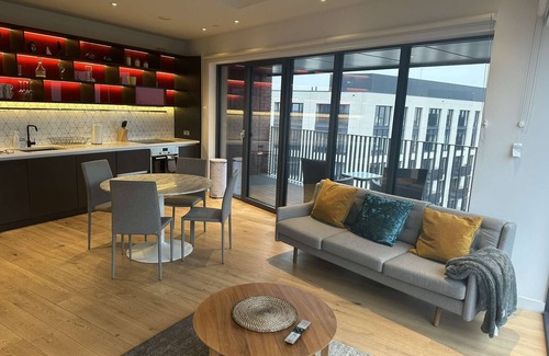 Canning Town Apartment | Lovely 2 Bed, 2 Bath - City Island