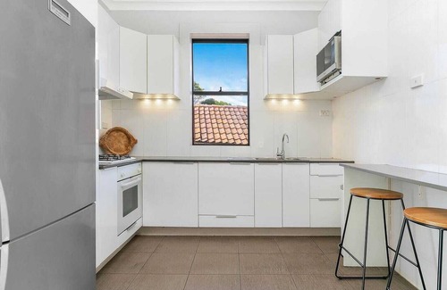 Bellevue Hill Apartment | Lovely 2 bed apartment in Bondi Beach plus fold out sofa. 15 min walk to beach.