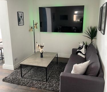 Crosby House | Lovely 2 Bed Full House By The Beach
