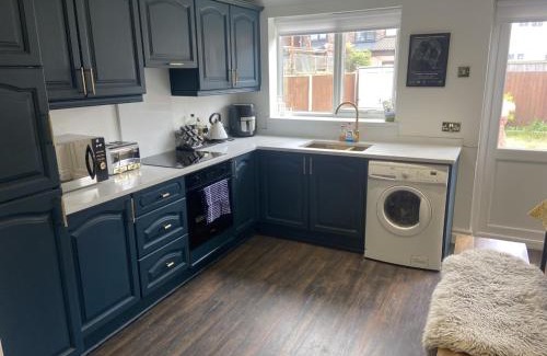 Crosby House | Lovely 2 Bed Full House By The Beach