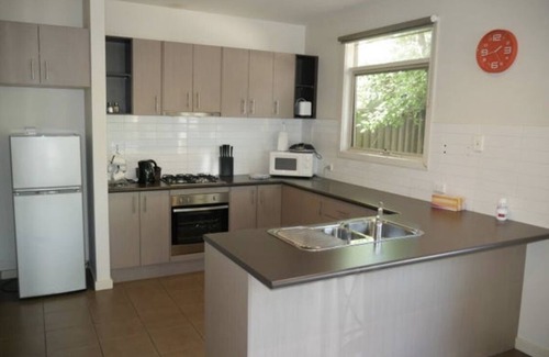 Shepparton South House | Lovely 2 bedroom apartment across from Shepp Lake.