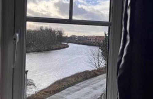 Warrington Apartment | Lovely 2-bedroom apartment with WiFi in Warrington