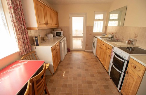 Bembridge House | Lovely 2 Bedroom Bungalow Close To Beach, Village And Shops. Good Prices Too.