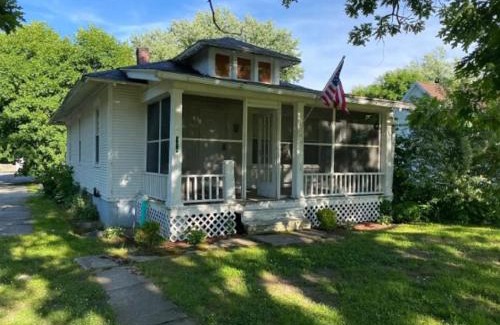 Orange Lake Apartment | Lovely 2 Bedroom Cottage Just Off Orange Lake!