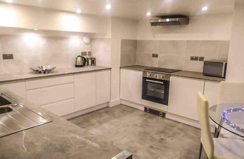 Bearsden Apartment | Lovely 2 Bedroom Garden Flat - with private spa