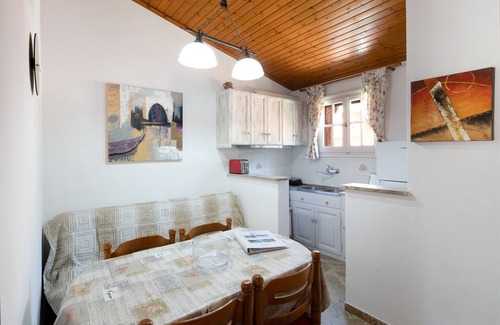 Agios Gordios Cottage | Lovely 2 bedroom cottage just a two minute walk from the beach