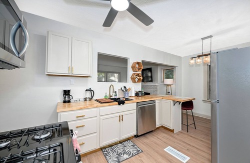 Lyndhurst House | Lovely 2-bedroom house in Cleveland w ac