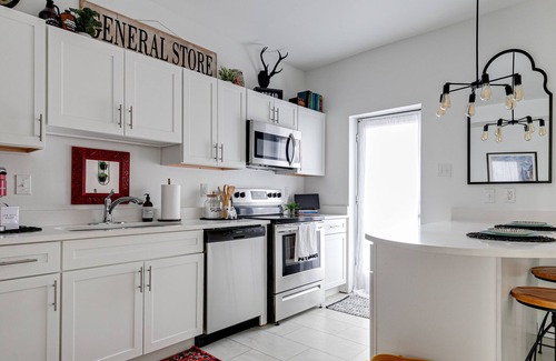 Fan District Apartment | Lovely 2 Bedroom in the Heart of The Fan