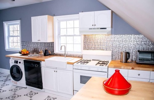 Smith Hill Apartment | ✨Lovely 2 bedroom near State House✨w/Off-St Parking