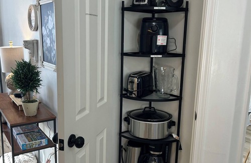 Central Point Condo | Lovely 2 bedroom condo Mid-century Cozy cottage