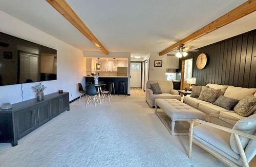 Hill City Apartment | Lovely 2-bedroom villa on The Hills Golf Course