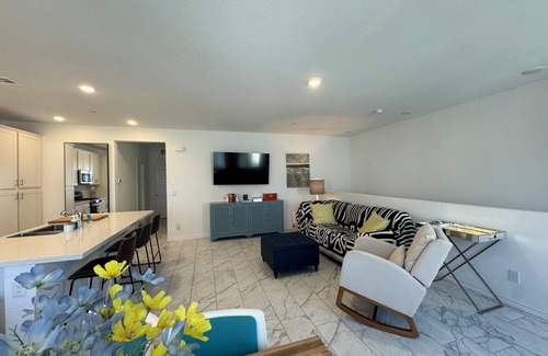 Henderson House | Lovely 2B2B Townhouse in SuperB Location in Henderson