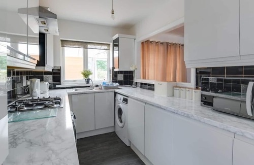 Middleton Apartment | Lovely 3-Bed Apartment in Manchester