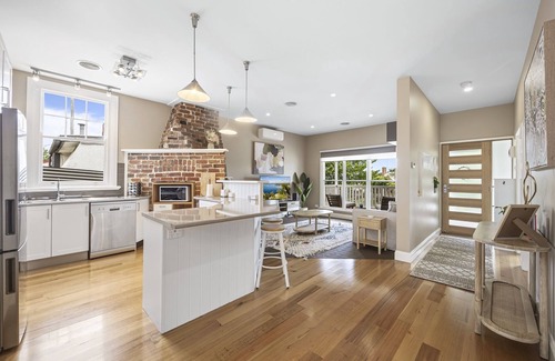 Golden Point House | Lovely 3-Bed with Alfresco Dining in Prime Suburb