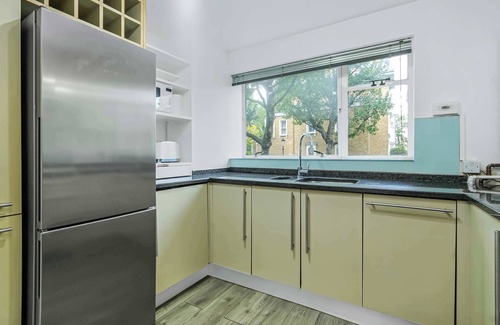 Holland Park Apartment | Lovely 3 Bedroom Apartment in Holland Park!
