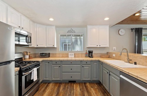 Big Bear Lake Cabin | Lovely 3 Bedroom Cabin! PET FRIENDLY 🐾Peaceful Summit Neighborhood! Back Deck w/Firepit & Outdoor Dining! Less Than 1 Mile to Snow Summit Resort & Short Drive to Lake Access & Big Bear Village!