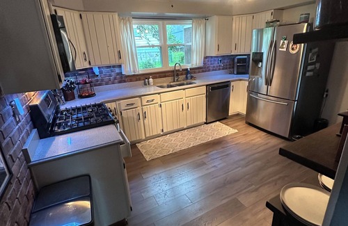 New Kensington House | Lovely 3-bedroom house in New Kensington. 10 minutes from Oakmont Country Club