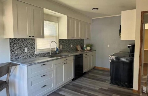 Sioux City House | Lovely 4 bedroom Home with full kitchen, patio and on site parking