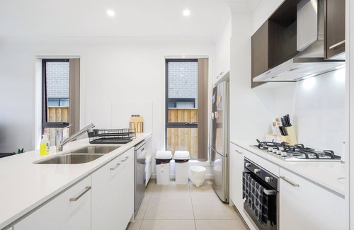Austral House | Lovely 4BR Austral Retreat Close to Station For 10 Guests
