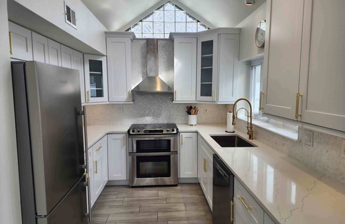 Osbornsville House | LOVELY 5 BR HOME W/ IN-GROUND HEATED POOL-PRIVATE BEACHnFAMILY & PET FRIENDLY!