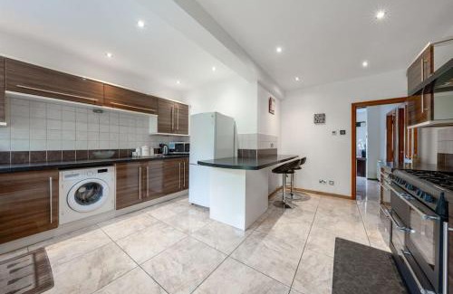 Oakleigh Apartment | Lovely 5 Bed House in Barnet , home away from home